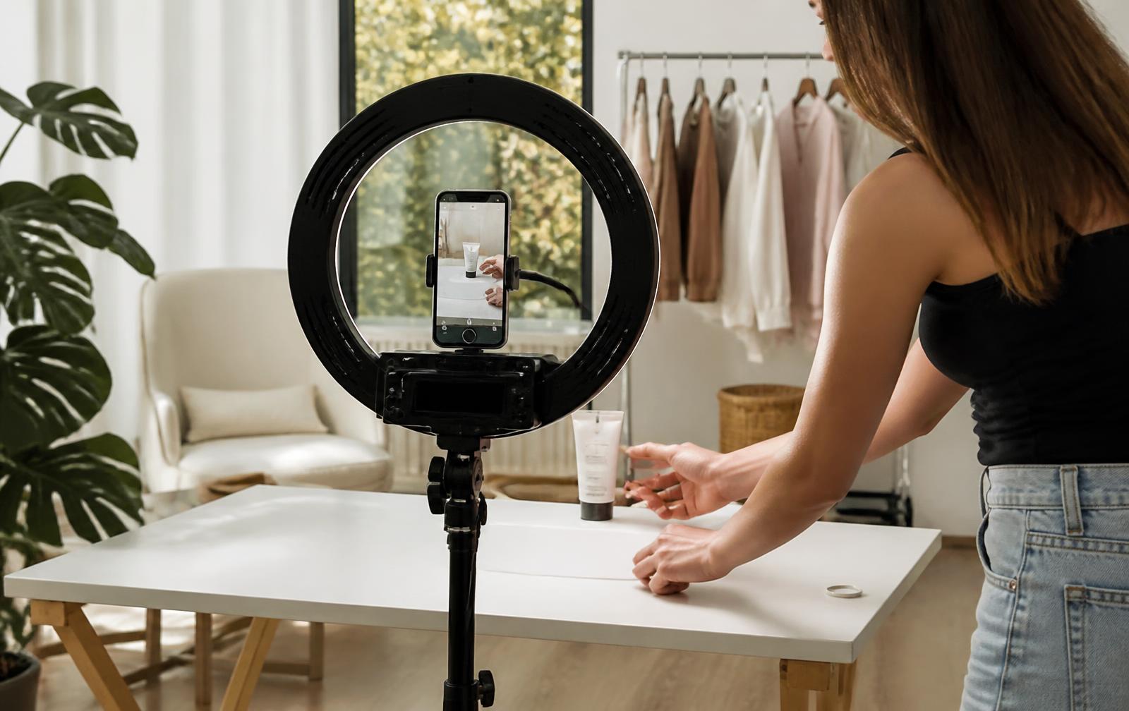 Contentcreatie voor social ads met smartphone op statief en ringlamp