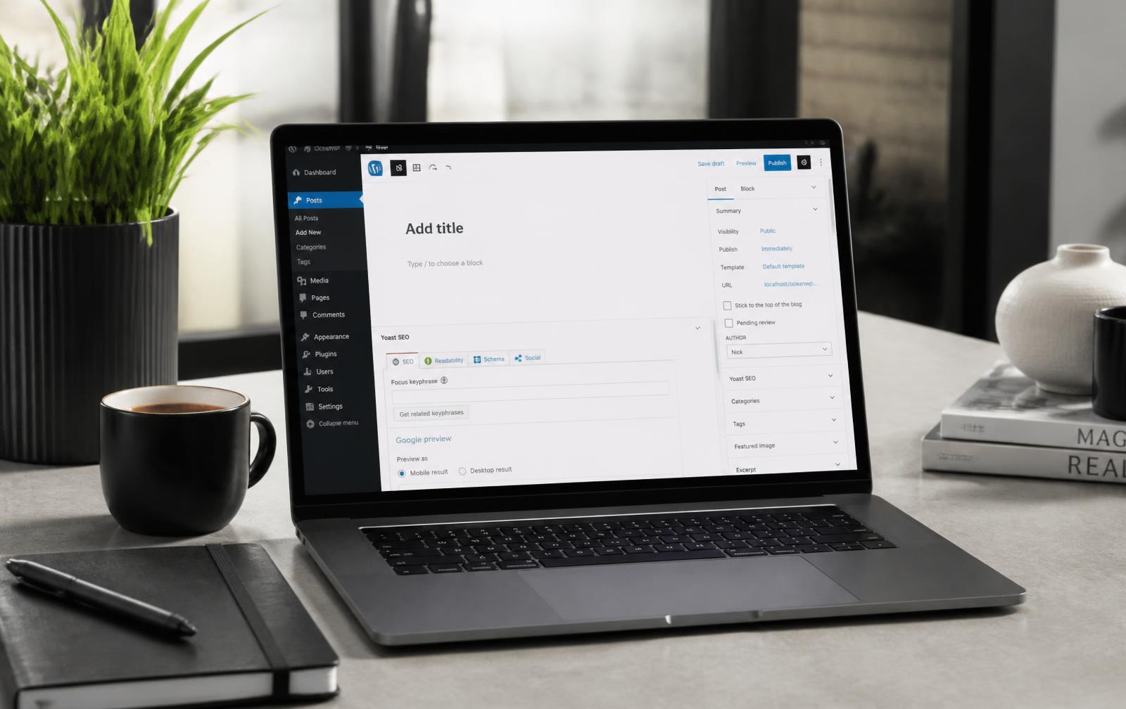 Laptop met een WordPress-website in de editor op een designbureau